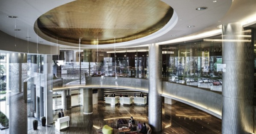 Hà Nội có một khách sạn xây trên nền lò gạch, sở hữu ống khói trăm tuổi quý giá giữa lòng phố thị