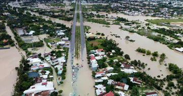 Nhiều nơi vẫn chìm trong nước, Khánh Hòa lại chuẩn bị đón đợt lũ tiếp theo