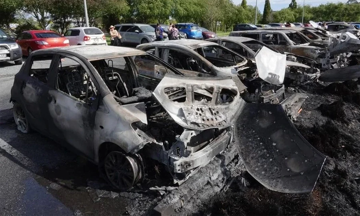 Ống xả nóng chạm cỏ khô, bãi đỗ xe bùng cháy dữ dội: 28 ôtô cháy trụi chỉ còn trơ khung sau vài phút