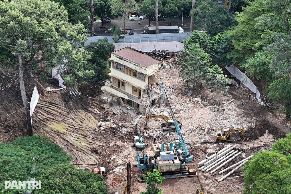 Chính thức tháo dỡ 3 biệt thự trên khu 'tam giác vàng' của đại phú giàu nhất Nam Bộ để làm công viên, đài tưởng niệm- Ảnh 1.