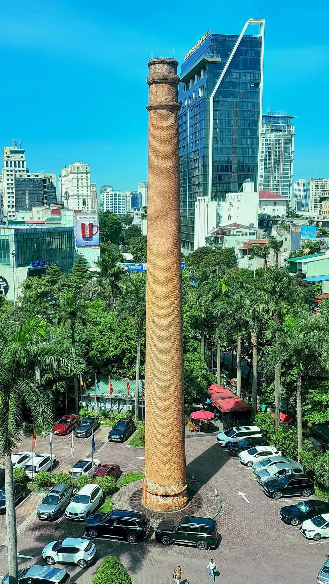 Hà Nội có một khách sạn xây trên nền lò gạch, sở hữu ống khói trăm tuổi quý giá giữa lòng phố thị- Ảnh 1. Hà Nội có một khách sạn xây trên nền lò gạch, sở hữu ống khói trăm tuổi quý giá giữa lòng phố thị- Ảnh 1.