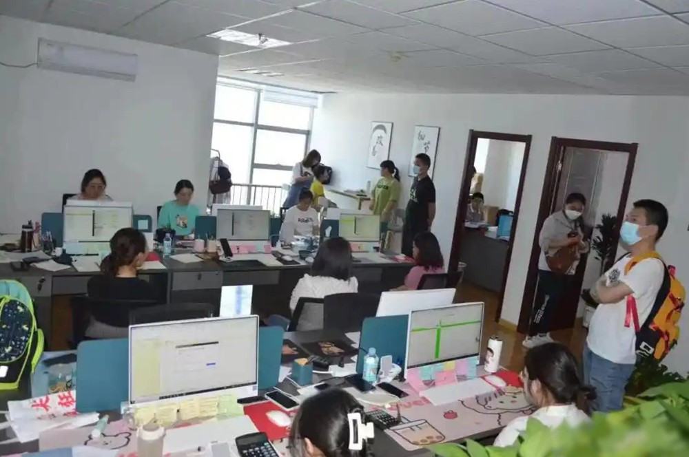 Đột kích cửa hàng trong khu dân cư, phát hiện cặp vợ chồng bán hàng livestream thu về hơn 11.000 tỷ đồng, ‘để dành’ 1.013 cây vàng cho con gái - ảnh 1