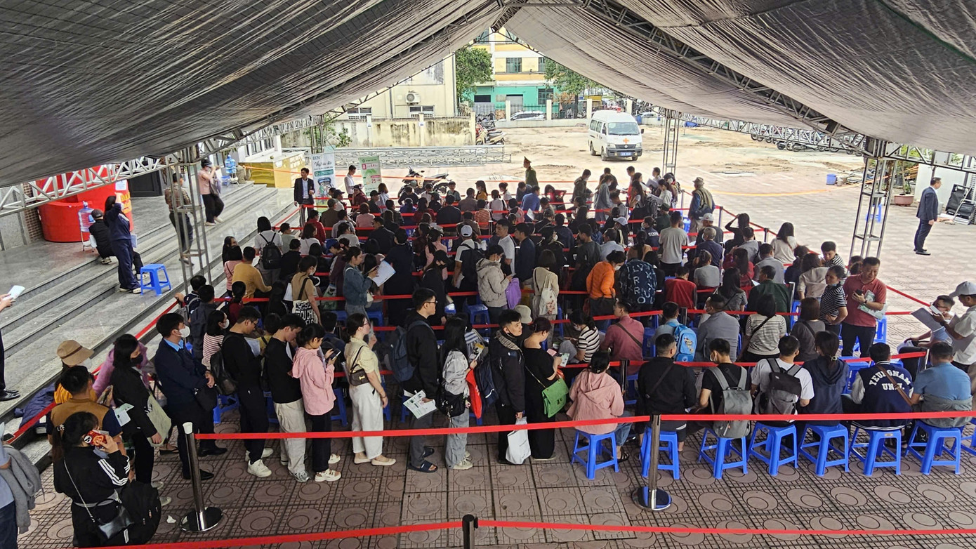 Dự án này đã chính thức tiếp nhận hồ sơ đăng ký mua, thuê, thuê mua. Thời gian tiếp nhận hồ sơ của dự án kéo dài từ 17/11/2025 đến 3/1/2026. Trong bối cảnh giá nhà thương mại neo cao và thiếu nguồn cung nhà giá rẻ, dự án nhà ở xã hội CT3 đã thu hút hàng nghìn người dân có nhu cầu đến nộp hồ sơ, tranh suất mua. z7232050811233-672f1431306b2efb513a4a8550d0e741.jpg