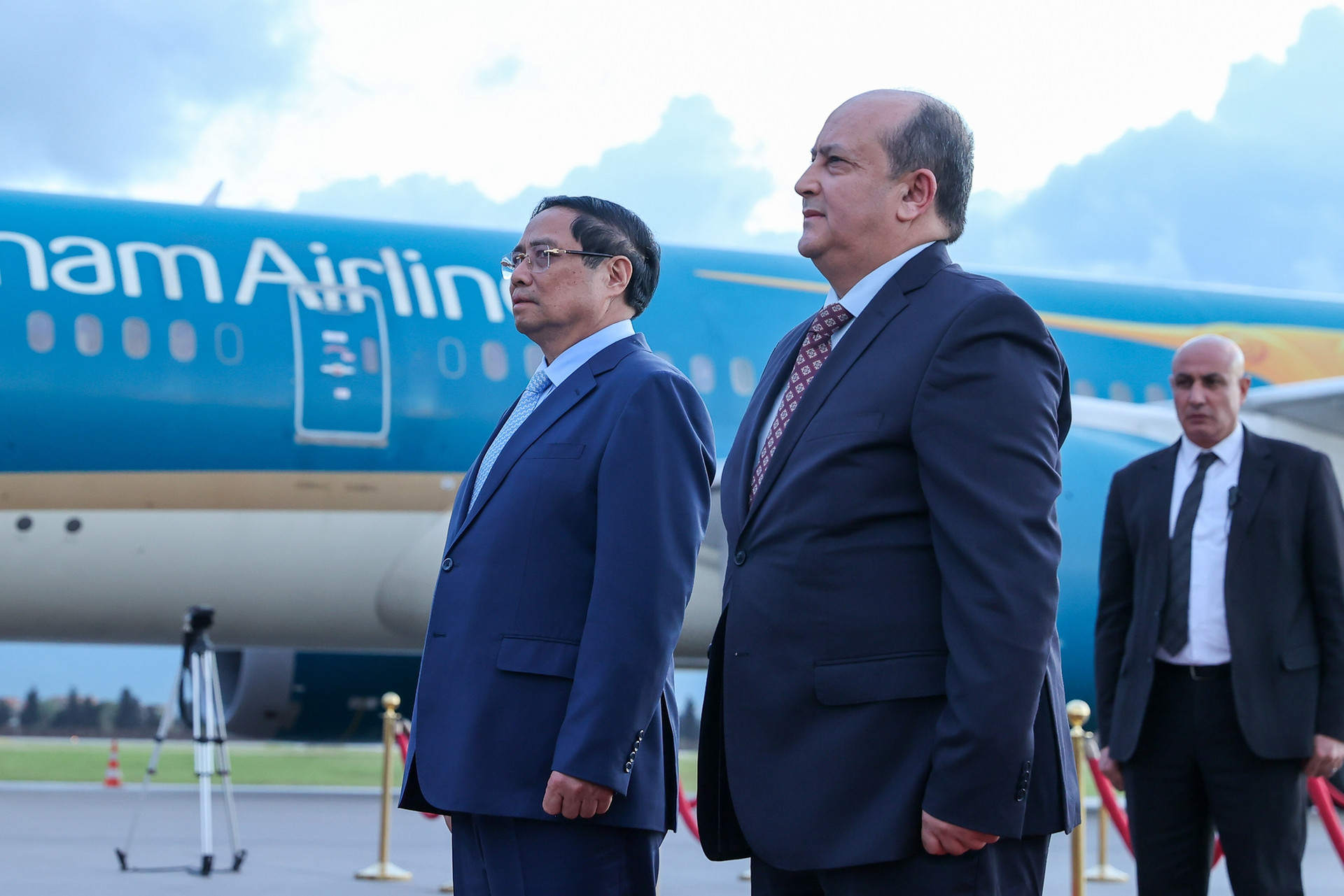 Thủ tướng Sifi Ghrieb ra sân bay đón Thủ tướng Phạm Minh Chính thăm chính thức Algeria- Ảnh 4.