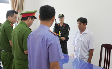 Bắt cán bộ viên chức sinh năm 1980