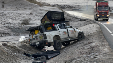 Gia đình Việt gặp tai nạn xe lật 1 vòng giữa đèo G318 Trung Quốc: Xe bị biến dạng nghiêm trọng nhưng may mắn em bé vẫn ngủ ngon trong ghế an toàn