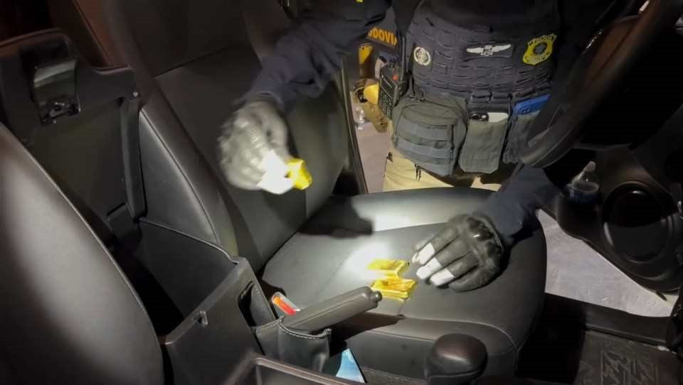 Tịch thu hơn 2.700 cây vàng trị giá 300 tỷ đồng trong xe ô tô, bắt khẩn cấp một người nổi tiếng - ảnh 2