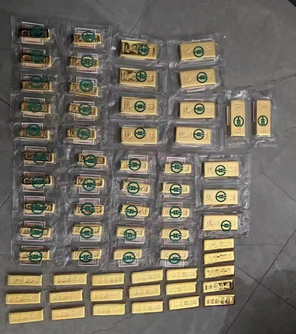 Đột kích cửa hàng trong khu dân cư, phát hiện cặp vợ chồng bán hàng livestream thu về hơn 11.000 tỷ đồng, ‘để dành’ 1.013 cây vàng cho con gái - ảnh 2