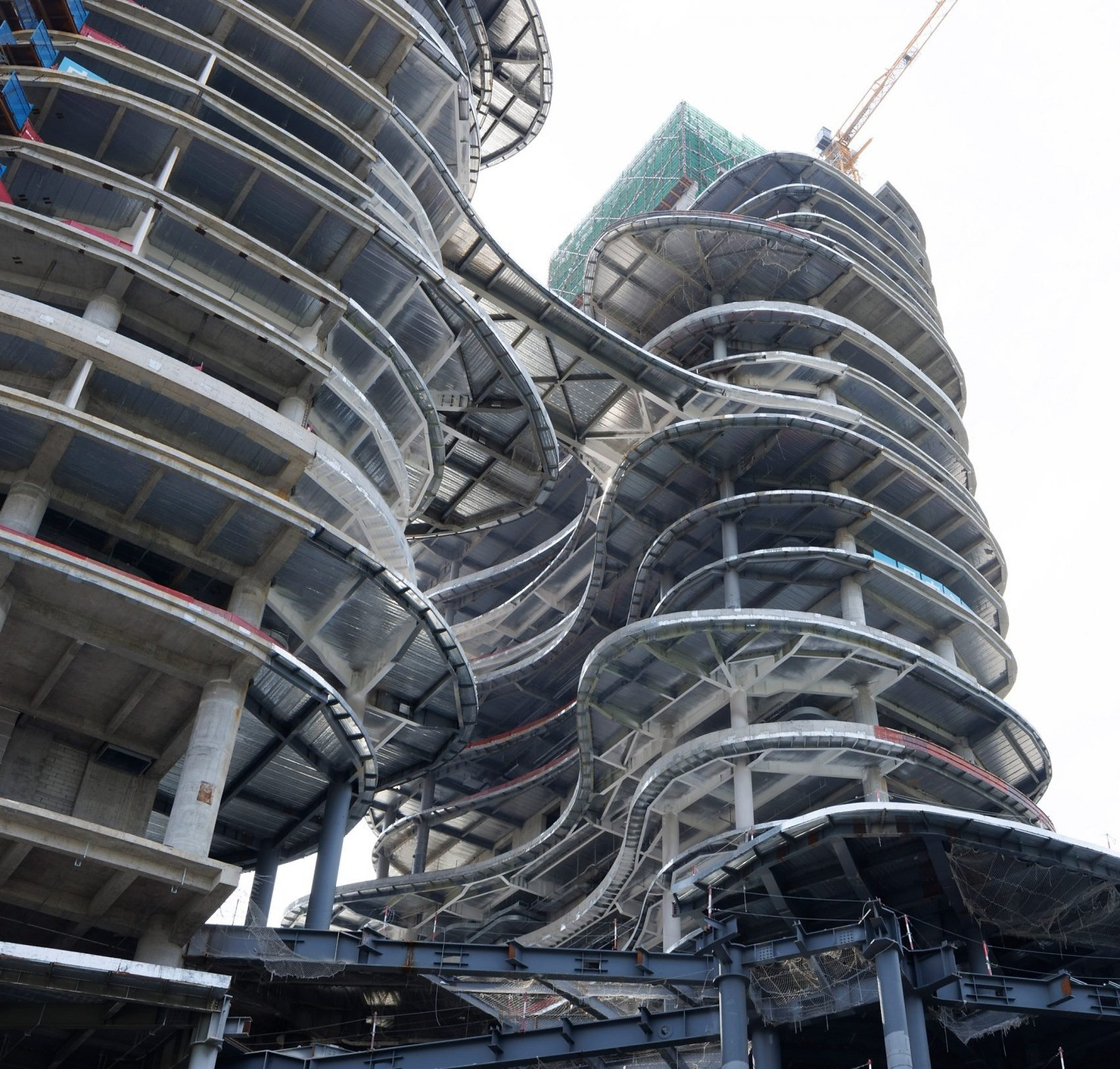 Sắp hoàn thiện tòa nhà chọc trời cao gần 200m, kiến trúc tựa hẻm núi mở ra giữa trời- Ảnh 2.