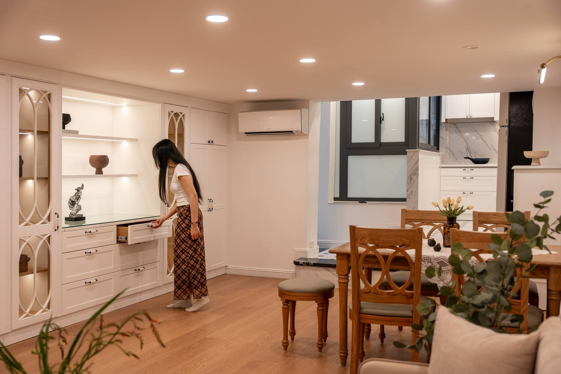 Căn phòng gần 100 năm tuổi trên phố Hàng Bồ khoác diện mạo Farmhouse thơ mộng- Ảnh 4.