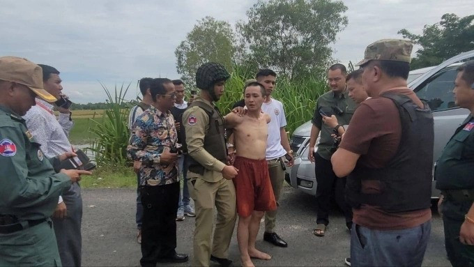 Phạm nhân nổ súng giữa tòa án, cảnh sát bỏ chạy trong hoảng loạn - ảnh 1