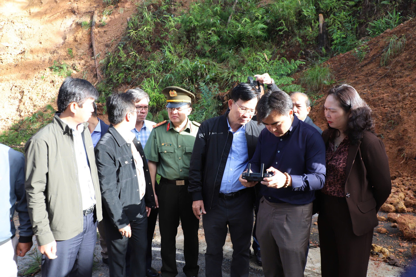 Chủ tịch UBND tỉnh Lâm Đồng kiểm tra hiện trường sạt lở trên quốc lộ 20. z7173562329126-1cb0dcd4c045cdbd7670b7ea89d6b74a.jpg