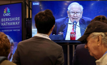 Berkshire 'lạc lối' trước ngày Warren Buffett nghỉ hưu: Cổ phiếu lẹt đẹt, nhà đầu tư nản lòng vì núi tiền mặt gần 400 tỷ USD không được tiêu