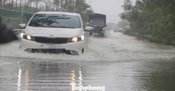 Đường ngập sâu, ô tô bơi trong nước lũ