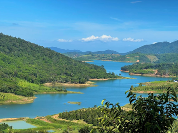 Hồ nước ngọt cách TP. HCM 200km được mệnh danh là 'Vịnh Hạ Long thu nhỏ', có cả Hoa Quả Sơn như phim Tây Du Ký