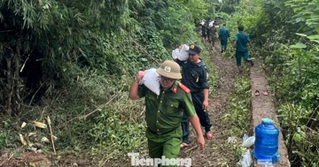 Khẩn trương gia cố đê sông Gò Chàm bị sụt lún, rò rỉ nước