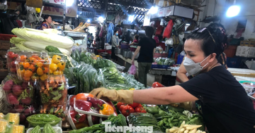 Rau xanh ở TPHCM nơi tăng giá, nơi giảm sâu