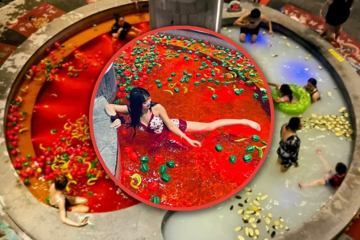 Tắm suối xưa rồi, giờ ‘bắt trend’ là phải đi ‘tắm lẩu cay’ đỏ rực toàn ớt như thế này đây!