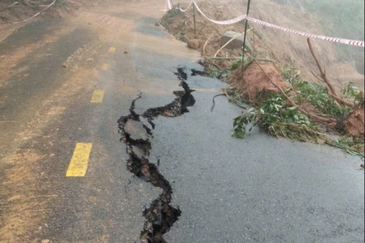 Vết nứt dài trên quốc lộ 28, đoạn qua xã Sơn Điền. z7170571307870-8688c0bd4f10c035d0c377531041f5be.jpg