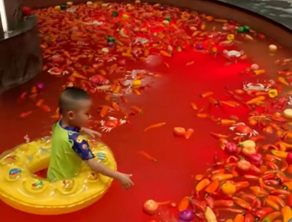 Tắm suối xưa rồi, giờ ‘bắt trend’ là phải đi ‘tắm lẩu cay’ đỏ rực toàn ớt như thế này đây! - ảnh 3