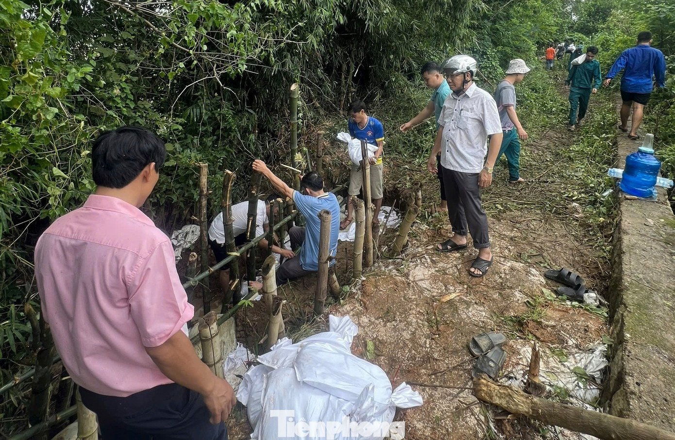 Theo lãnh đạo địa phương, đê Gò Chàm đã được bê tông tường chắn thân, nhưng do lâu năm nên xuống cấp. Mặt đê là đê đất nên xảy ra rò rỉ, thấm thấu vào thân đê. tp-4.jpg