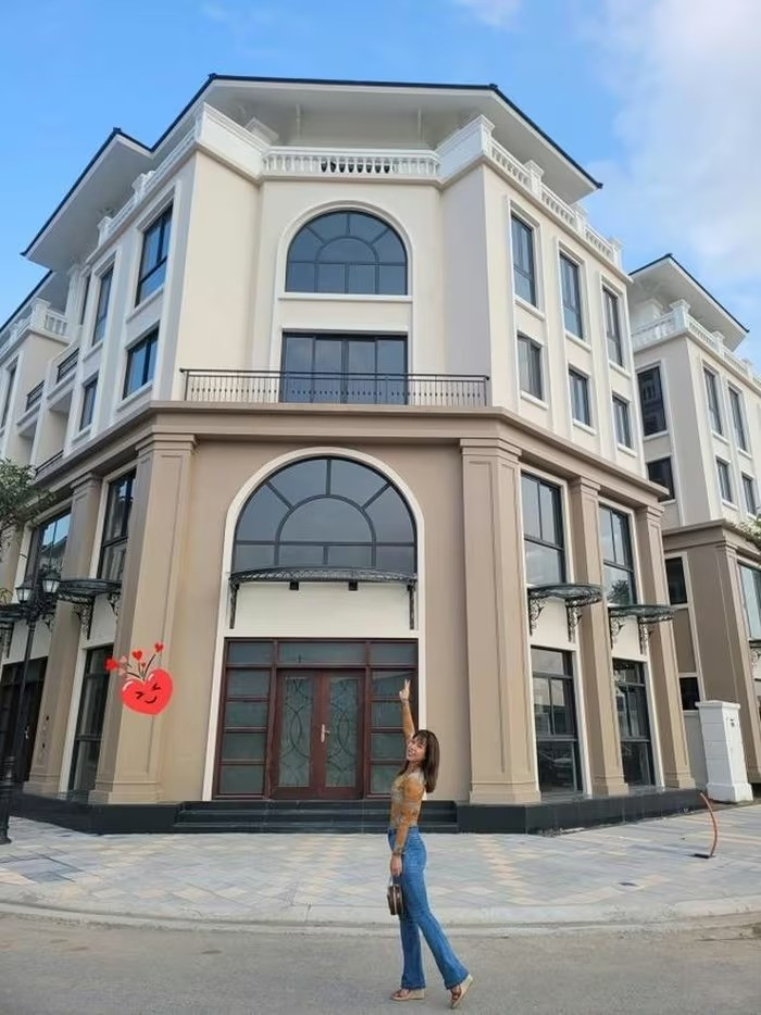 Thay áo mới cho căn biệt thự 3 mặt tiền đắt đỏ, vợ chồng diễn viên Mạnh Trường hé lộ về bí quyết phong thủy- Ảnh 1.