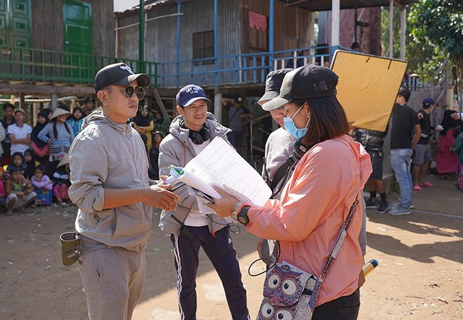 Nam đạo diễn Việt từng chi tiền tỷ giật sập 15 căn nhà, sở hữu series phim 1.500 tỷ, nay hạnh phúc bên vợ Thạc sĩ kém 17 tuổi - ảnh 3