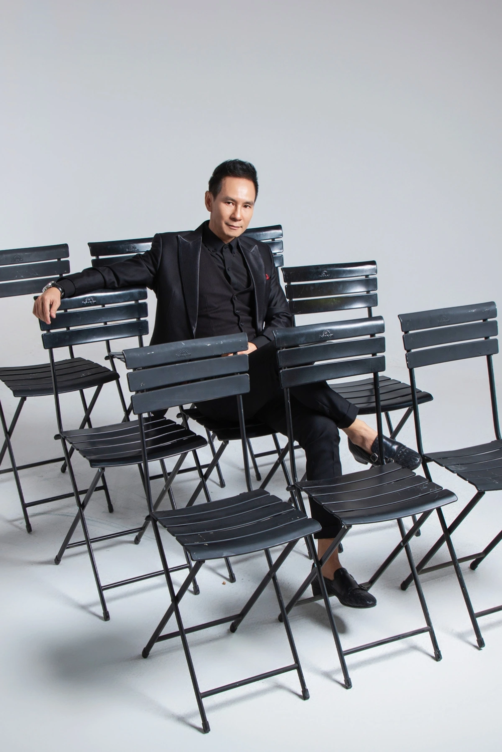 Nam đạo diễn Việt từng chi tiền tỷ giật sập 15 căn nhà, sở hữu series phim 1.500 tỷ, nay hạnh phúc bên vợ Thạc sĩ kém 17 tuổi - ảnh 1