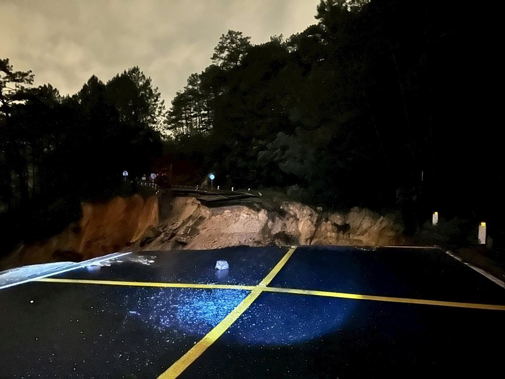 Đèo Mimosa đứt gãy, mặt đường bị cắt làm đôi - ảnh 1