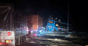 Giải cứu 33 người trên xe khách bị lũ cuốn trên Quốc lộ 1 qua Khánh Hòa