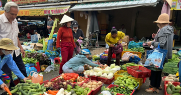 Lý do nguồn cung khá ổn định nhưng giá rau tăng chóng mặt ở TPHCM