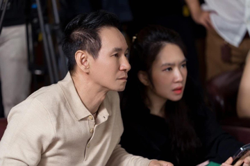 Nam đạo diễn Việt từng chi tiền tỷ giật sập 15 căn nhà, sở hữu series phim 1.500 tỷ, nay hạnh phúc bên vợ Thạc sĩ kém 17 tuổi