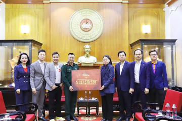 NSND Tự Long đại diện ủng hộ hơn 5,3 tỷ đồng hỗ trợ đồng bào chịu thiệt hại do mưa lũ