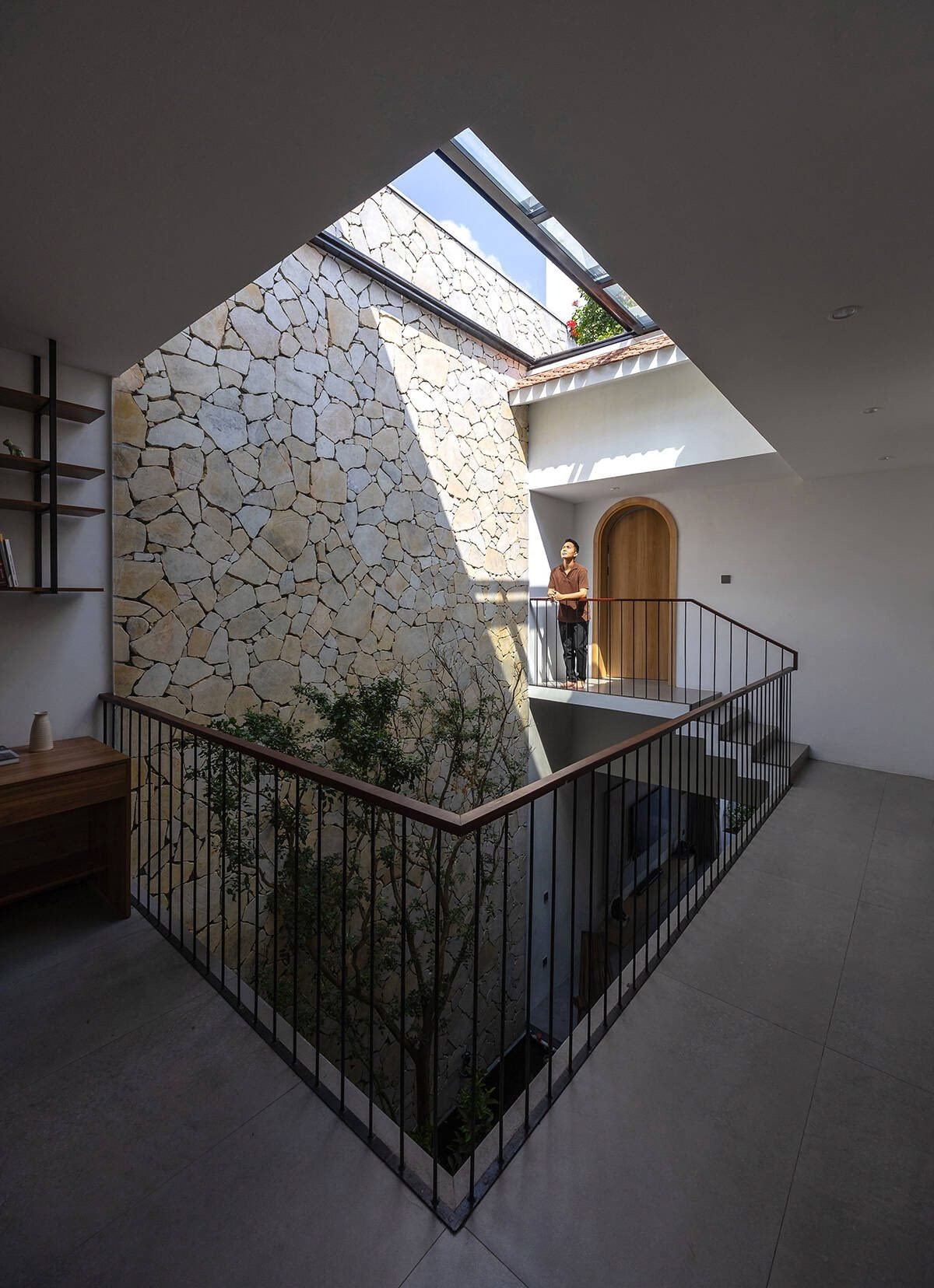 Độc đáo với căn hộ có kiến trúc 'lát cắt viên ngọc', phá vỡ chuẩn nhà Việt truyền thống- Ảnh 5. Độc đáo với căn hộ có kiến trúc 'lát cắt viên ngọc', phá vỡ chuẩn nhà Việt truyền thống- Ảnh 5.