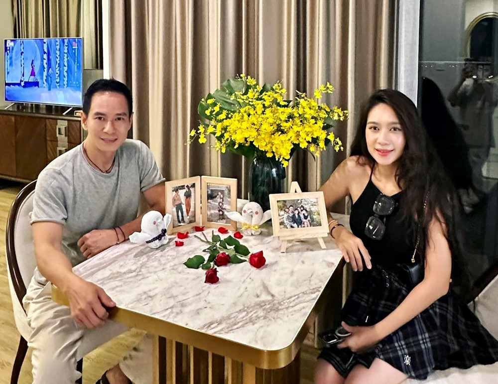 Nam đạo diễn Việt từng chi tiền tỷ giật sập 15 căn nhà, sở hữu series phim 1.500 tỷ, nay hạnh phúc bên vợ Thạc sĩ kém 17 tuổi - ảnh 4