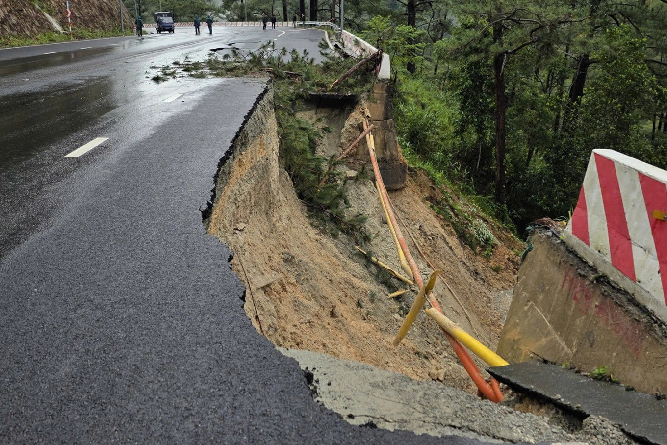 Cung đèo hơn 550 tỷ sở hữu mặt đường rộng nhất Việt Nam vừa sạt lở: Có bóng dáng Đèo Cả, vẫn còn bảo hành 1 tháng- Ảnh 1.