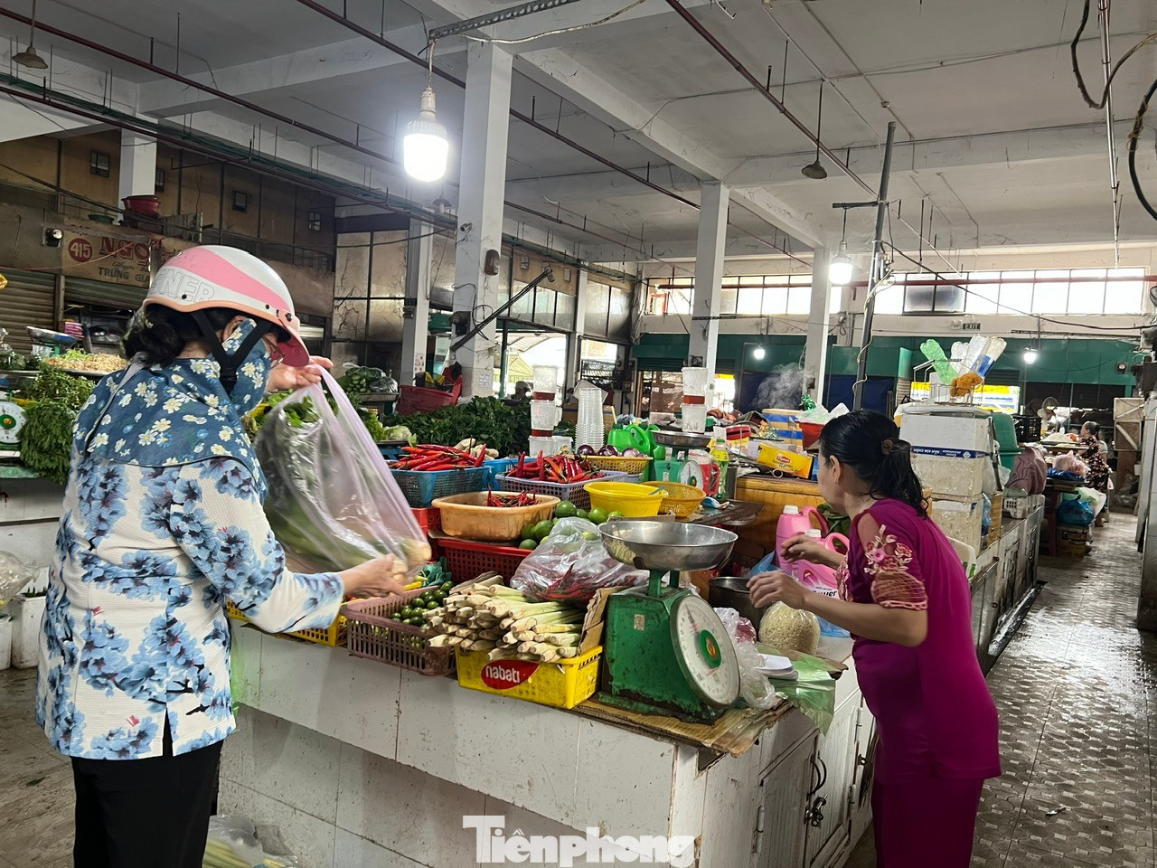 Nhiều loại hành lá, rau nêm từ 30.000 đồng/kg đã vọt lên gần cả trăm nghìn đồng/kg mà vẫn không có hàng tp-rau-uyen-phuong-2.jpg