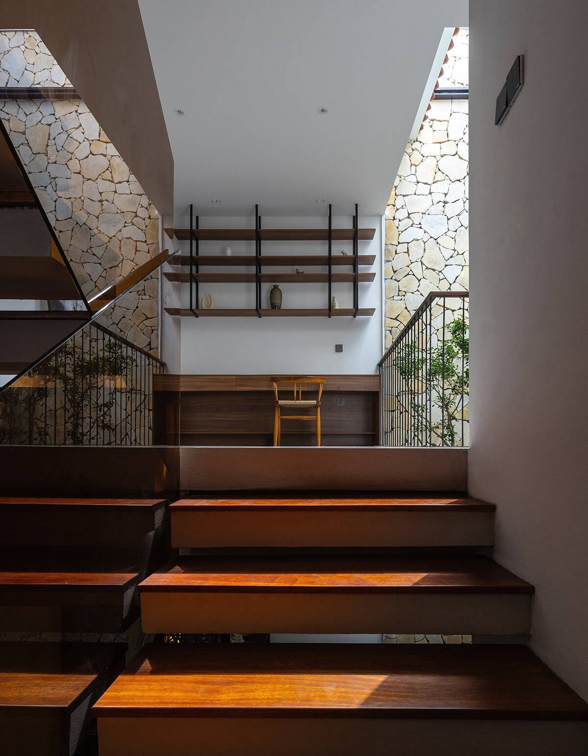 Độc đáo với căn hộ có kiến trúc 'lát cắt viên ngọc', phá vỡ chuẩn nhà Việt truyền thống- Ảnh 4. Độc đáo với căn hộ có kiến trúc 'lát cắt viên ngọc', phá vỡ chuẩn nhà Việt truyền thống- Ảnh 4.