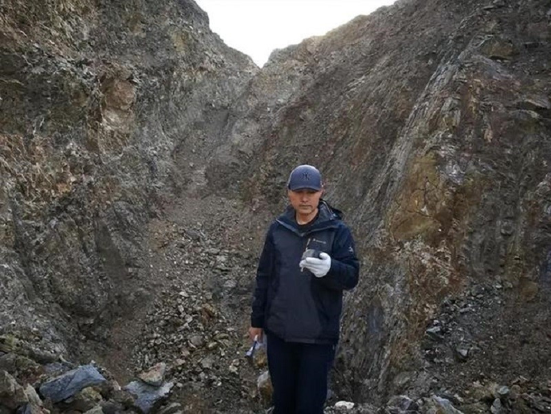 Người đàn ông phát hiện mỏ 'vàng đen' 330 triệu tấn, trị giá hơn 371.000 tỷ, gây chấn động cả thế giới - ảnh 1