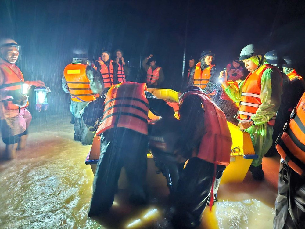 Bãi biển 'đẹp nhất hành tinh' của Việt Nam tan hoang sau trận lũ lịch sử - ảnh 2