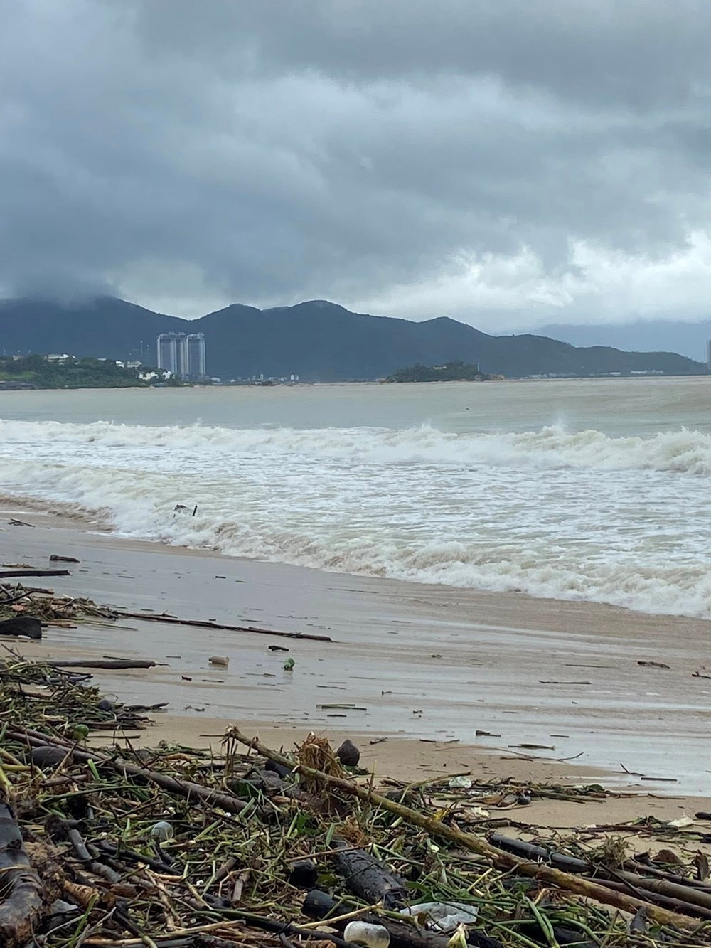 Bãi biển 'đẹp nhất hành tinh' của Việt Nam tan hoang sau trận lũ lịch sử - ảnh 7