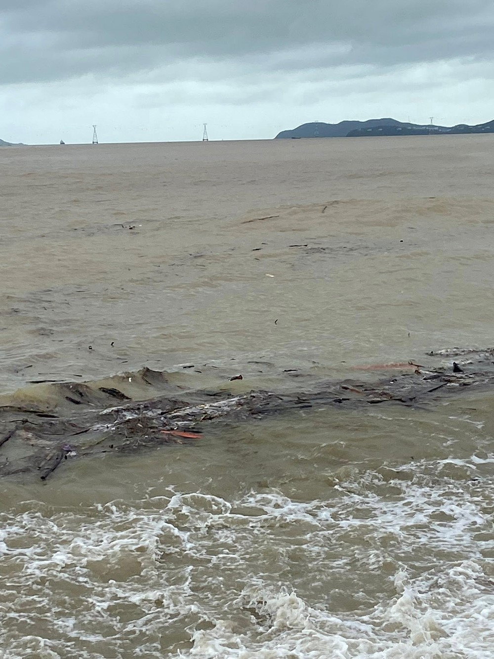 Bãi biển 'đẹp nhất hành tinh' của Việt Nam tan hoang sau trận lũ lịch sử - ảnh 9