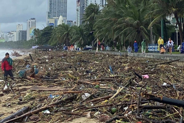 Bãi biển 'đẹp nhất hành tinh' của Việt Nam tan hoang sau trận lũ lịch sử