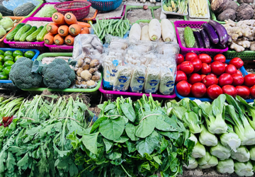 ‘Bão giá’ rau củ sau mưa lũ: Người tiêu dùng mua nửa mớ rau, bữa cơm tính từng nghìn đồng