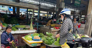 Bão lũ cắt đứt nguồn cung, giá rau xanh TPHCM leo thang từng ngày