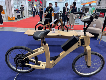 Chiếc xe điện làm từ gỗ 'có một không hai' của sinh viên: Chở nặng 120kg vẫn chạy ổn định 30-40 km/giờ