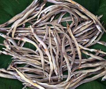 Loài cá nhỏ 'như chiếc đũa tre' ở miền Tây: Xưa rẻ bèo, nay phơi khô bán 200.000 đồng/kg, ăn một lần là nhớ cả đời