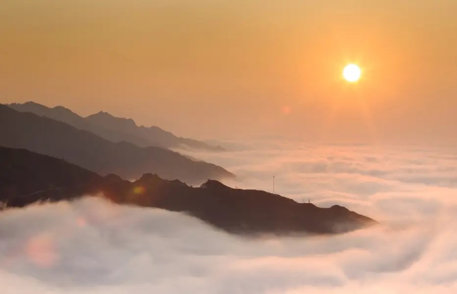 Ngọn núi của Việt Nam bất ngờ xuất hiện băng tuyết trắng xóa: Nằm ở độ cao 2.900m, được ví như ‘dải mây vắt ngang trời’ - ảnh 4