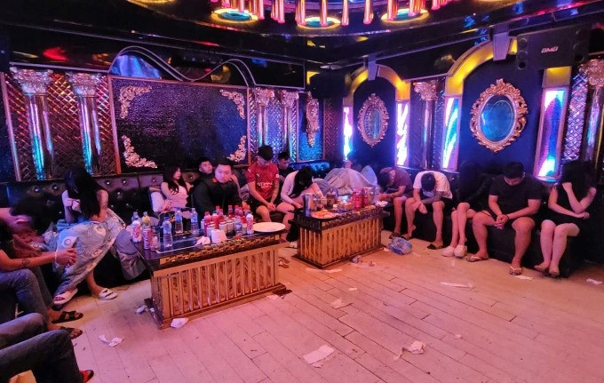 Đột kích 3 quán karaoke tại Hà Nội, bắt khẩn 85 người, tịch thu 3 khẩu súng, 25 viên đạn cùng 3 ô tô - ảnh 1