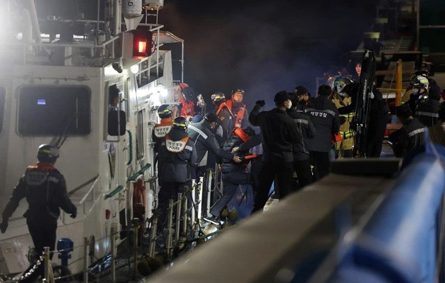 Phà chở 267 người bị mắc cạn, cảnh sát lập tức vào cuộc, 2 thủy thủ bị bắt khẩn cấp - ảnh 2